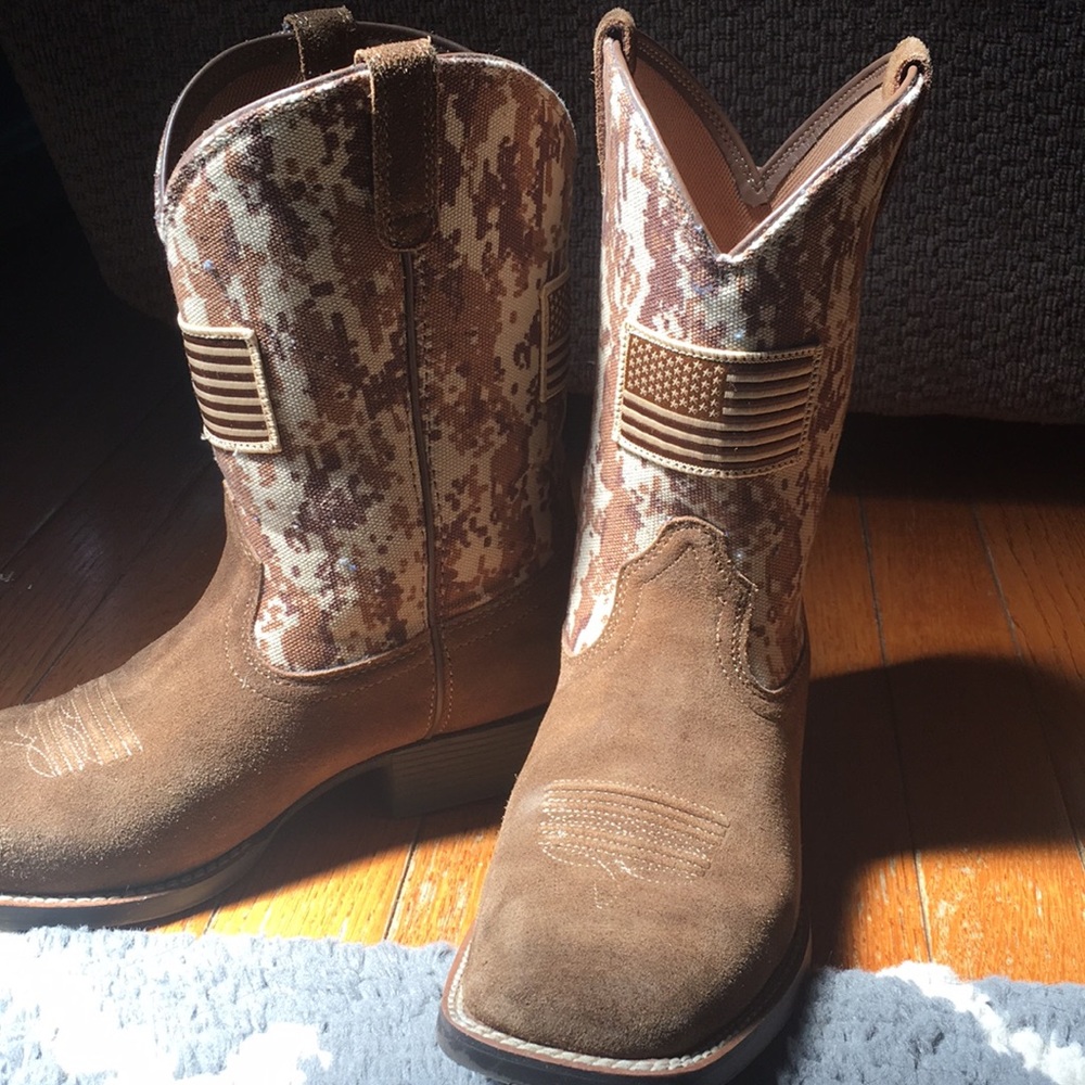 Ariat Boots, unisex Boys size 6 or Women’s 8